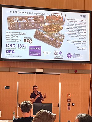 Prof. Dirk Haller presenting his microbiome research - one of the scientific highlights of the DACED Annual Conference 2026. (Copyright: Simon Lattke)