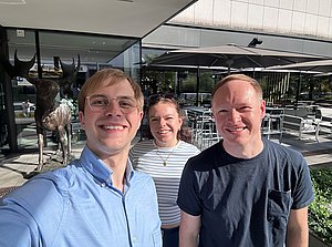 Dr. Peuker, Lea Thomas, and Simon Lattke outside the conference venue during the DACED Annual Conference 2026 in Frankfurt am Main. (Copyright: Simon Lattke)