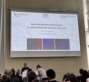 Dr. Kenneth Peuker presenting on "Host-microbiome interactions in gastrointestinal and liver diseases" at the Comprehensive Cancer Center Mecklenburg-Vorpommern symposium. (Copyright: Dr. Anne Strigli)