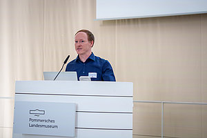 Dr. Kenneth Peuker introducing our young investigator group and its research focus at the symposium. (Copyright: Prof. Dr. Dr. Adrian Schwarzer)