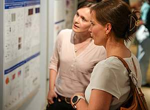Scientific exchange and discussion of our research findings during the poster session. (Copyright: Prof. Dr. Dr. Adrian Schwarzer)
